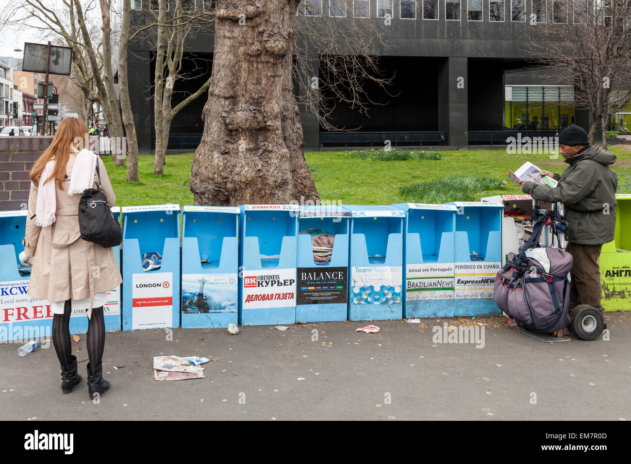 Kostenlose Zeitung stand in Euston Square Gardens, London, England, Großbritannien Stockfoto