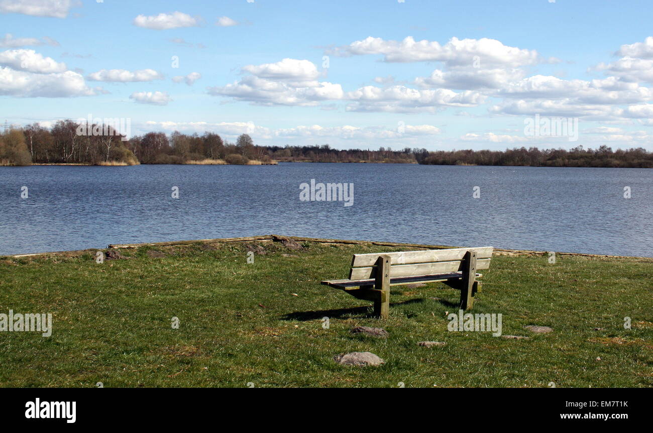 Blick über einen See (Hoornsemeer) in der Stadt Groningen Stockfoto