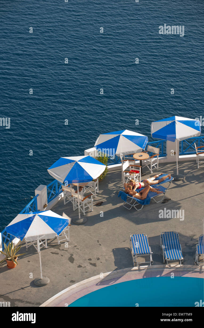 Griechenland, Kykladen, Santorini, Oia, Hotelterasse am Kraterrand Stockfoto