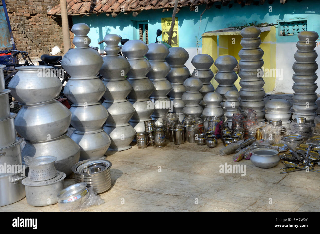 Stapel von indischen Küche Töpfe zum Verkauf zu einem lokalen Markt Madhya Pradesh, Indien Stockfoto