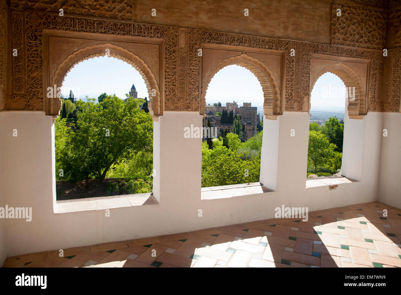 Verzierten maurischen Stein Rundbogenfenster mit Blick auf Gärten, Generalife Garten, Alhambra, Granada, Spanien Stockfoto