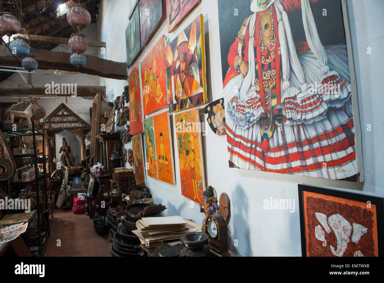Antiquitäten und Artefakte in einem Erbe-Kunst-Shop in Jew Town, Fort Kochi, Kerala Indien Stockfoto