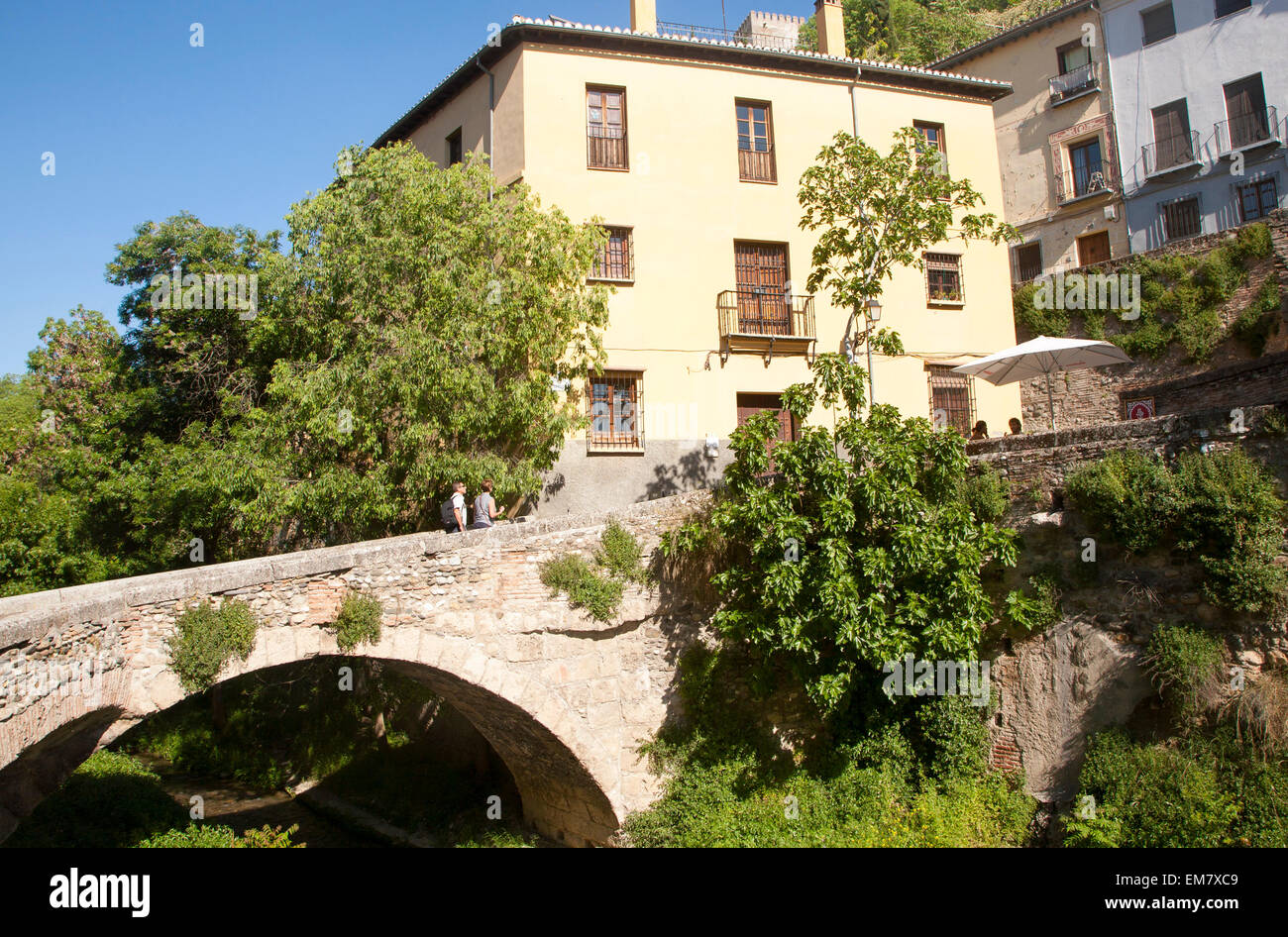 Historische Steinbrücke überquert den Fluss Rio Darro, Granada, Spanien Stockfoto