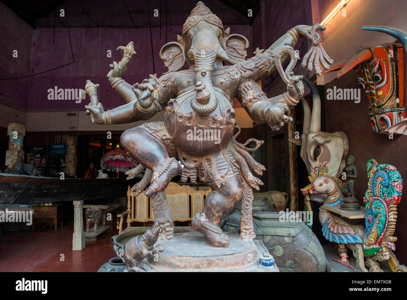 Antiquitäten und Artefakte in einem Erbe-Kunst-Shop in Jew Town, Fort Kochi, Kerala Indien Stockfoto