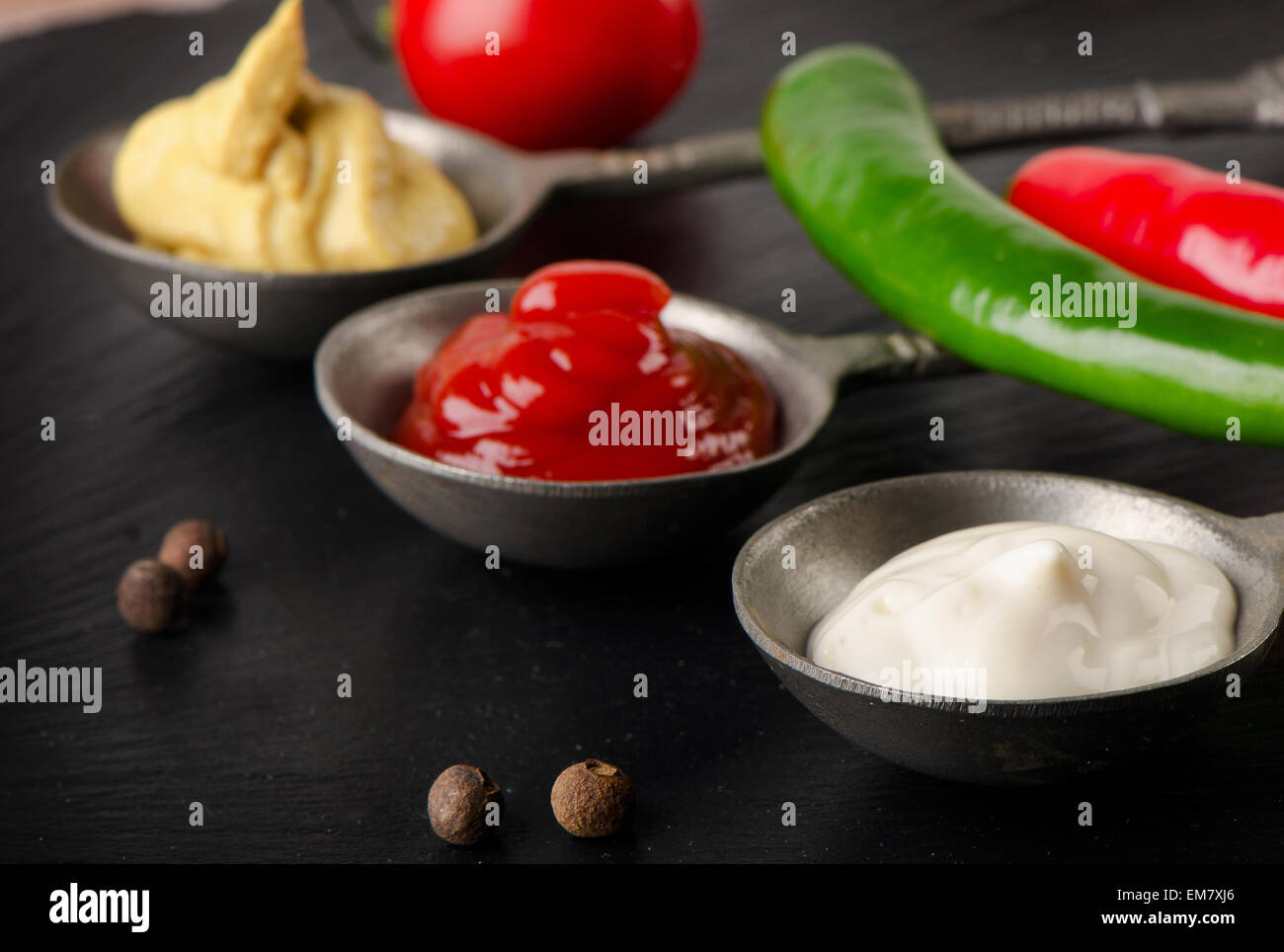 Tomatensauce, Senf und Mayonnaise auf Tisch. Selektiven Fokus Stockfoto