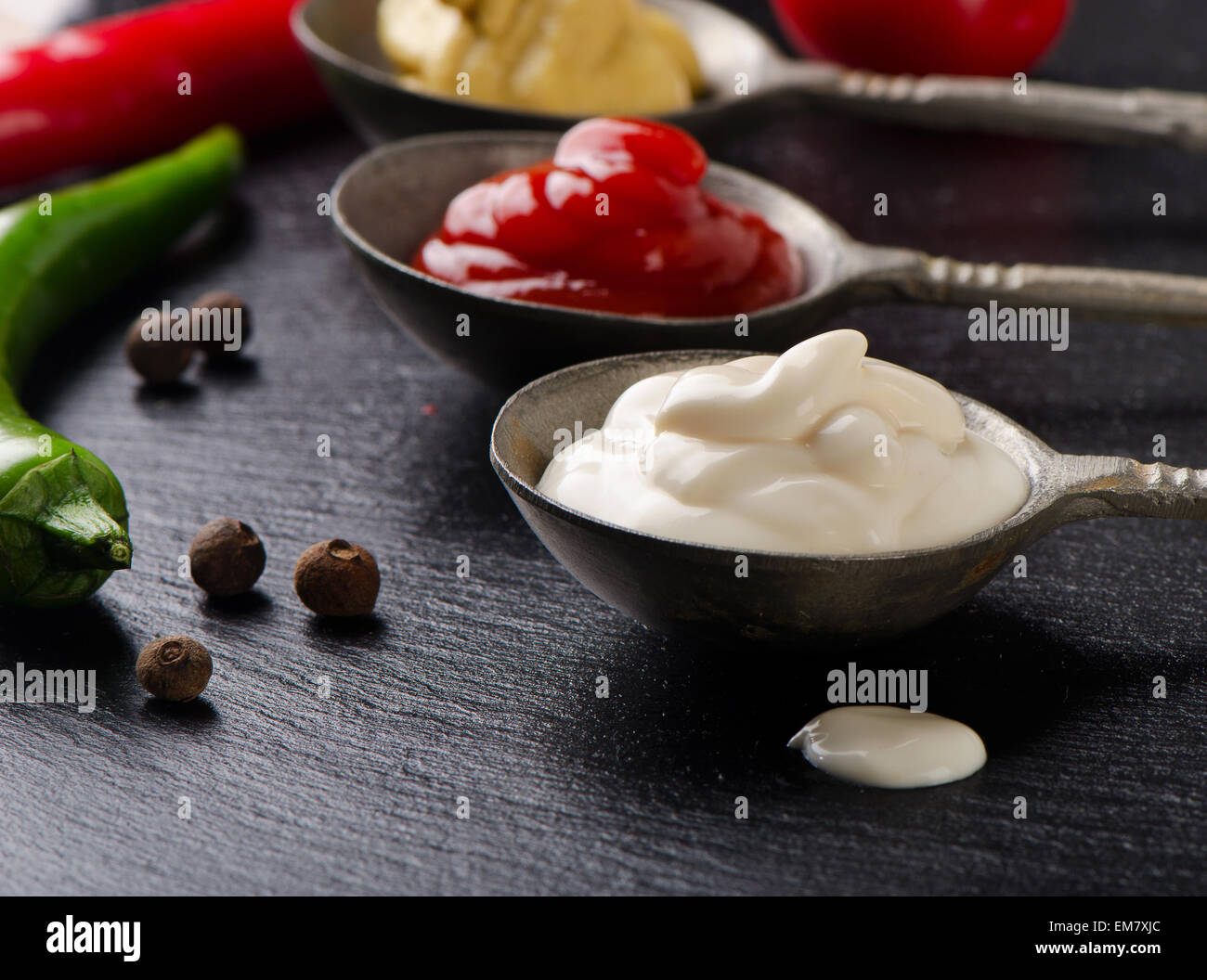 Tomatensauce, Senf und Mayonnaise auf schwarzen Tisch. Selektiven Fokus Stockfoto