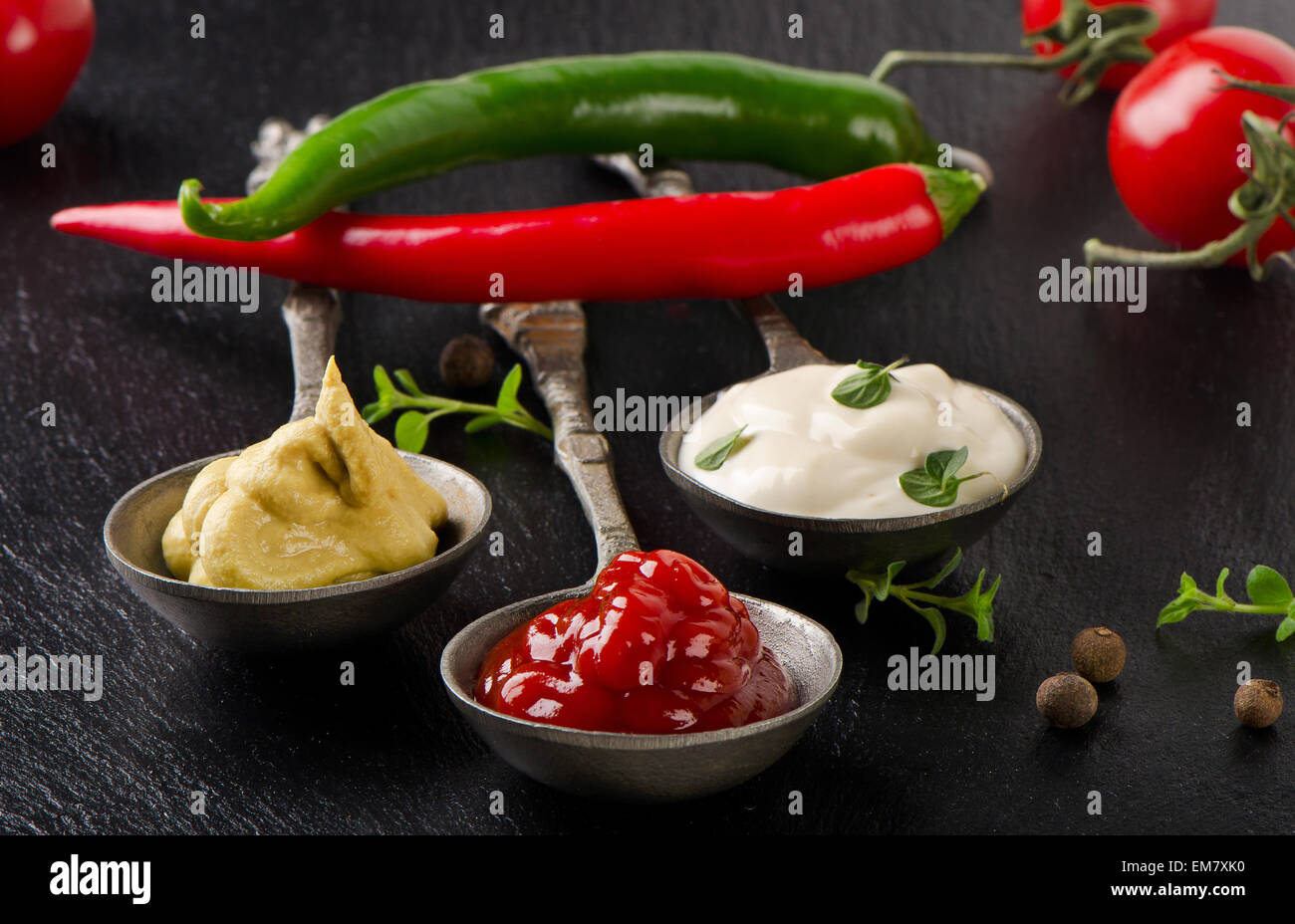 Senf, Ketchup und Mayonnaise auf schwarzen Tisch. Selektiven Fokus Stockfoto