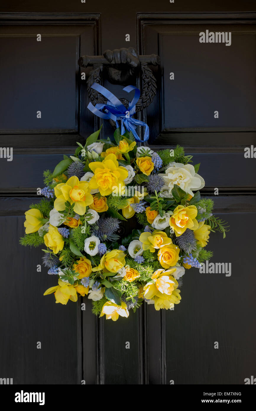 Blumenstrauß an Eingangstür des Eigentums in Hungerford Stockfoto