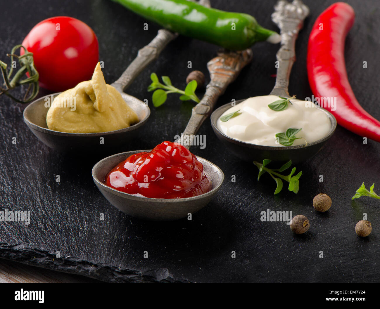 Tomatensauce, Senf und Mayonnaise auf einem Tisch. Selektiven Fokus Stockfoto