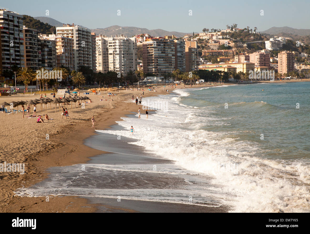 Playa de Malaguera Sandstrand Menschen Sonnenbaden am Meer, Malaga, Spanien Stockfoto