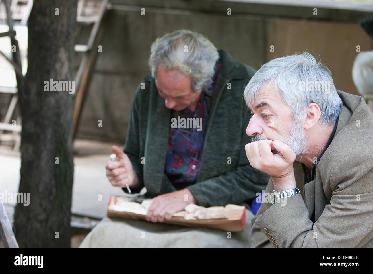 Holzschnitzer und Mann, Sofia, Bulgarien Stockfoto