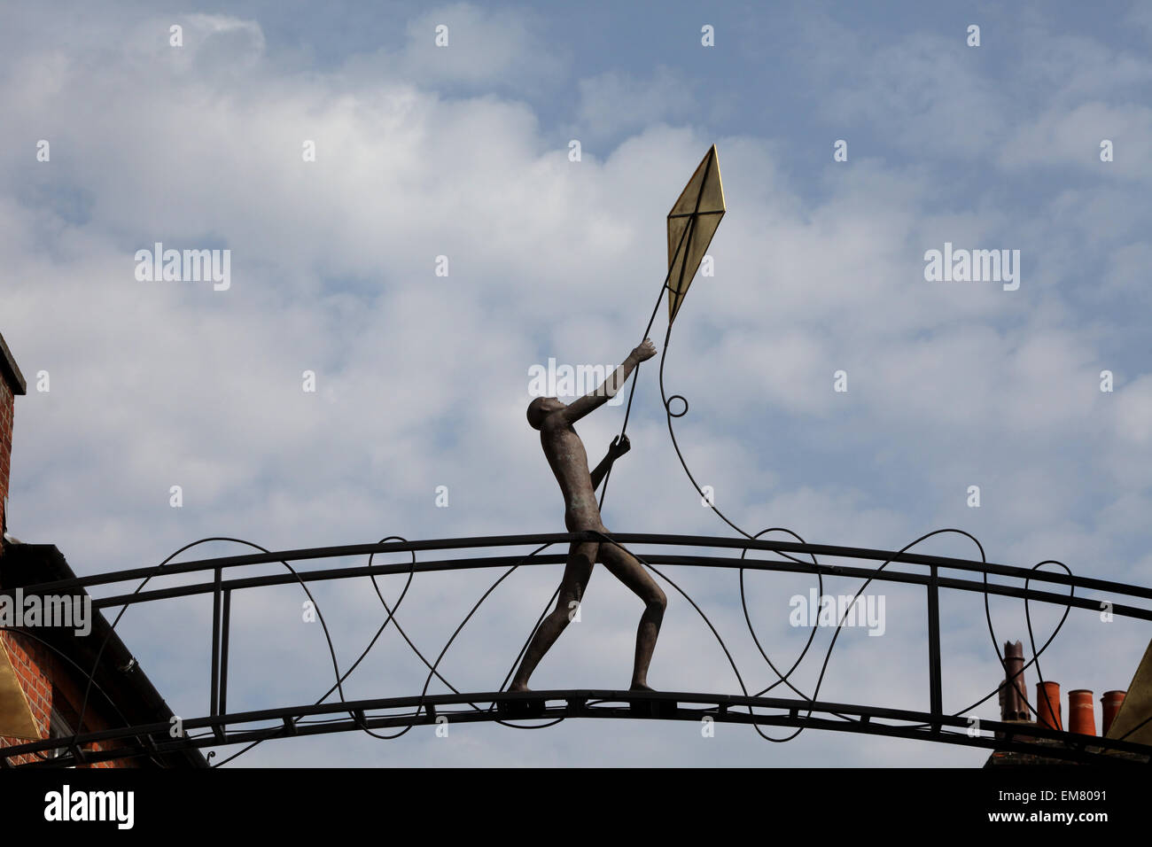 Der Kite Flyer Skulptur über Pergament Street in Winchester. Eine Bronzefigur eines Mannes, der einen Drachen Stockfoto