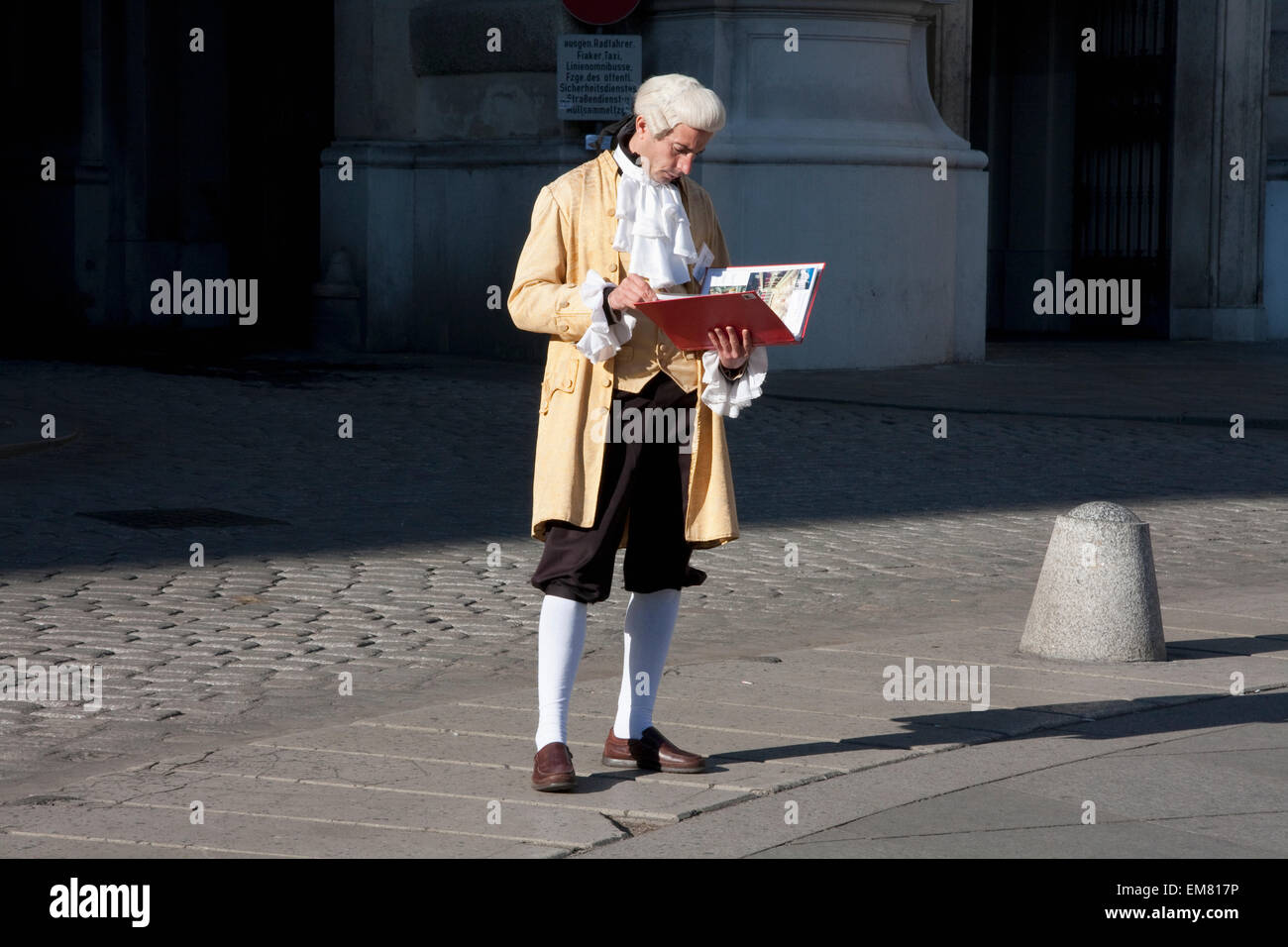 Mann in historischen Kostümen verkaufen Theaterkarten, Wien (Wien), Österreich Stockfoto