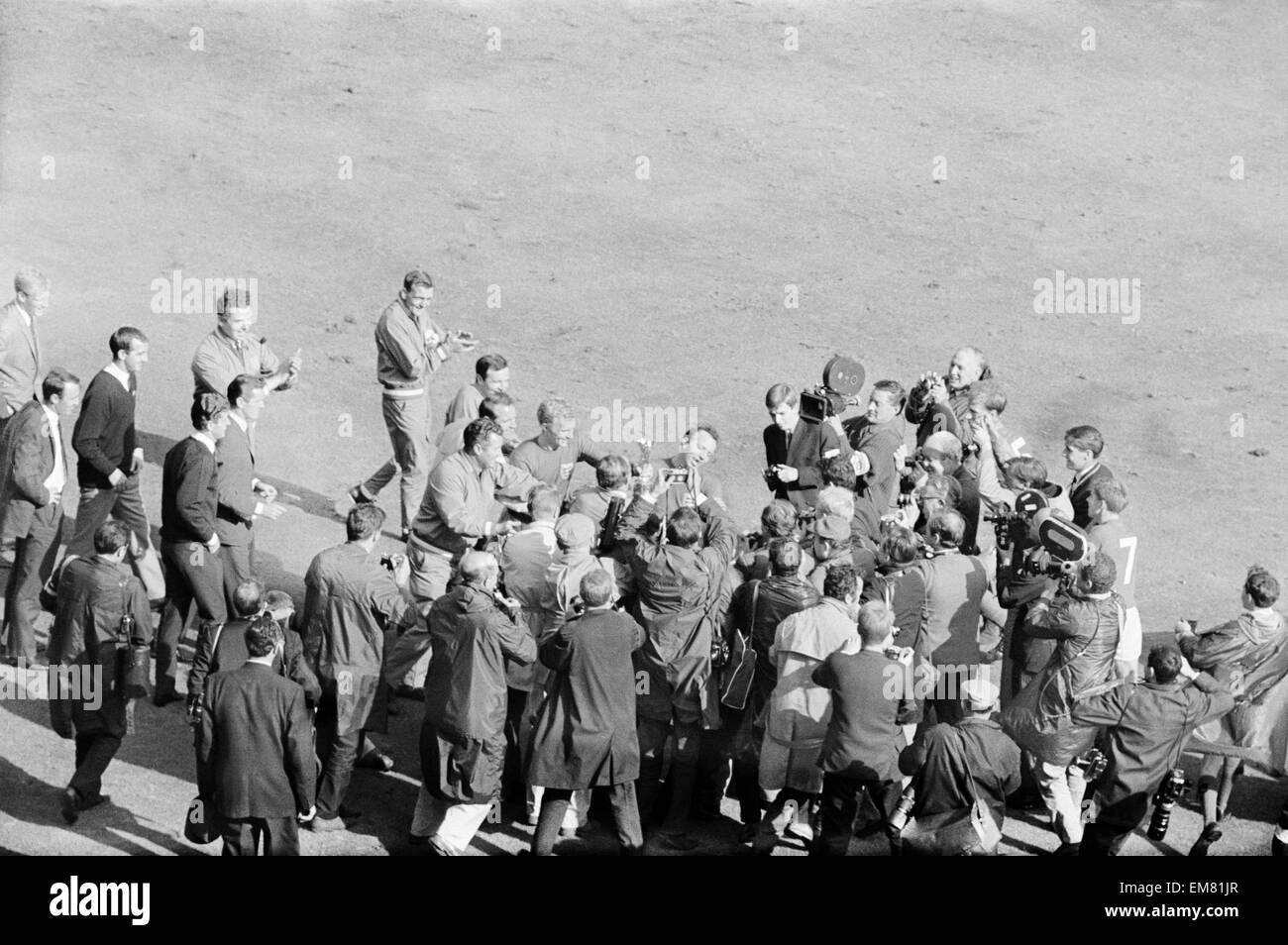 Welt-Cup-Finale im Wembley-Stadion. England 4 V Westdeutschland 2 nach Verlängerung. Die Nachwirkungen des Spiels zeigt Nobby Stiles wird von der Presse verfolgt, versucht, ein Foto von ihm mit WM-Pokal 30. Juli 1966. Stockfoto