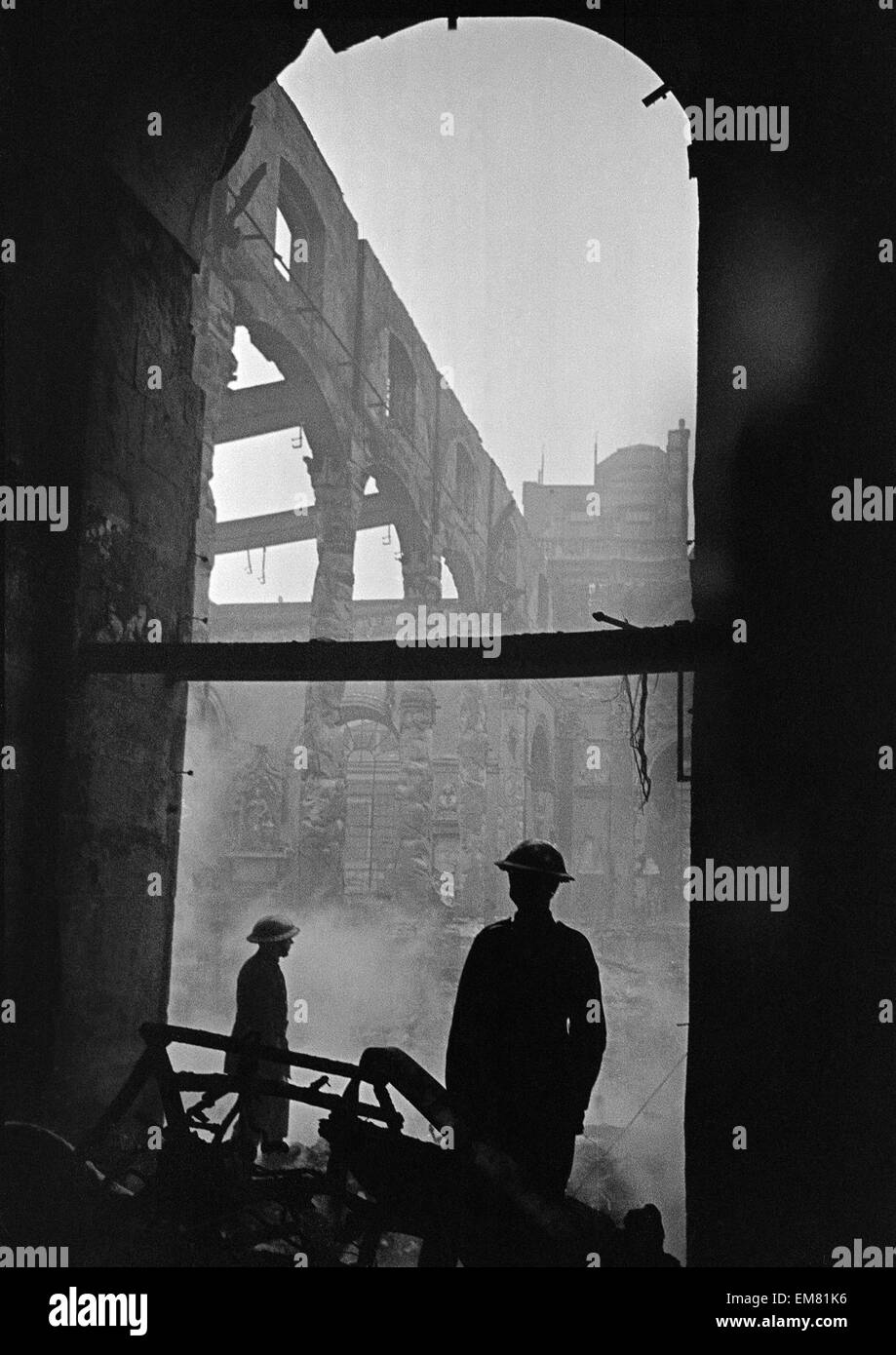 L.F.S Feuerwehr besuchen am Sonntagabend in der Nähe der Guildhall 29. Dezember 1940 ein Feuer in der City of London. Stockfoto