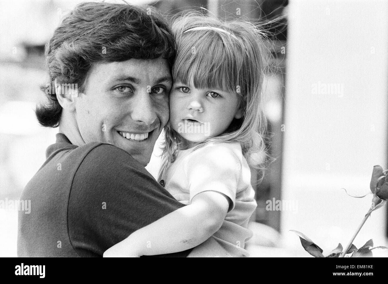 England Fußballer Kenny Sansom mit seiner jungen Tochter im Team base während das Weltcupfinale 1982 in Spanien. 16. Juni 1982. Stockfoto
