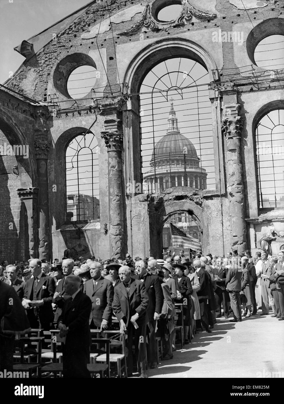 Dienst in der St. Mary und Bow Church in London während des Blitz-Angriffs der deutschen Luftwaffe statt. Ca. 1940. Stockfoto