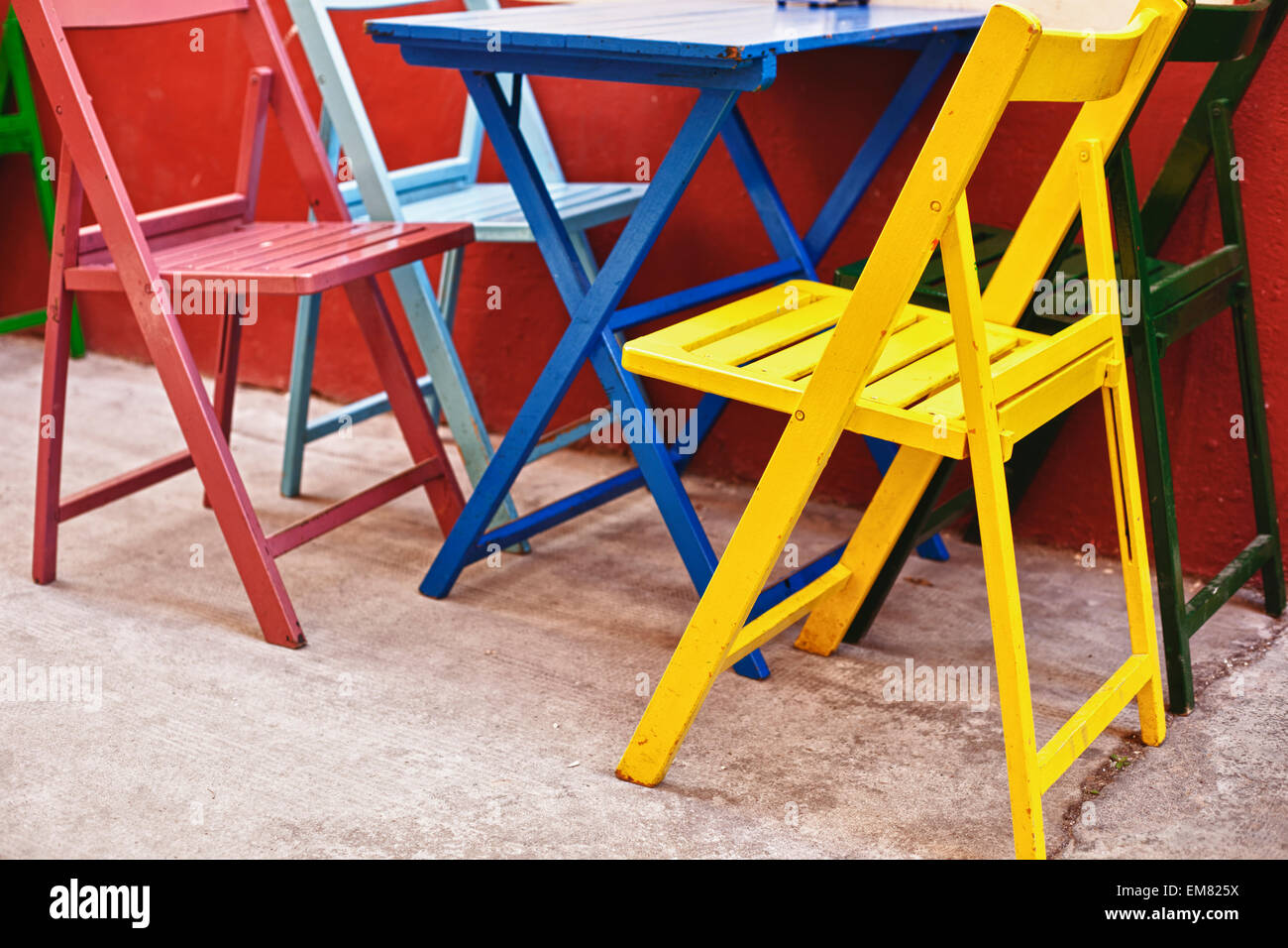 Mehrere leere bunte Stühle und Tisch in der Bar auf der Terrasse, Badajoz, Spanien Stockfoto