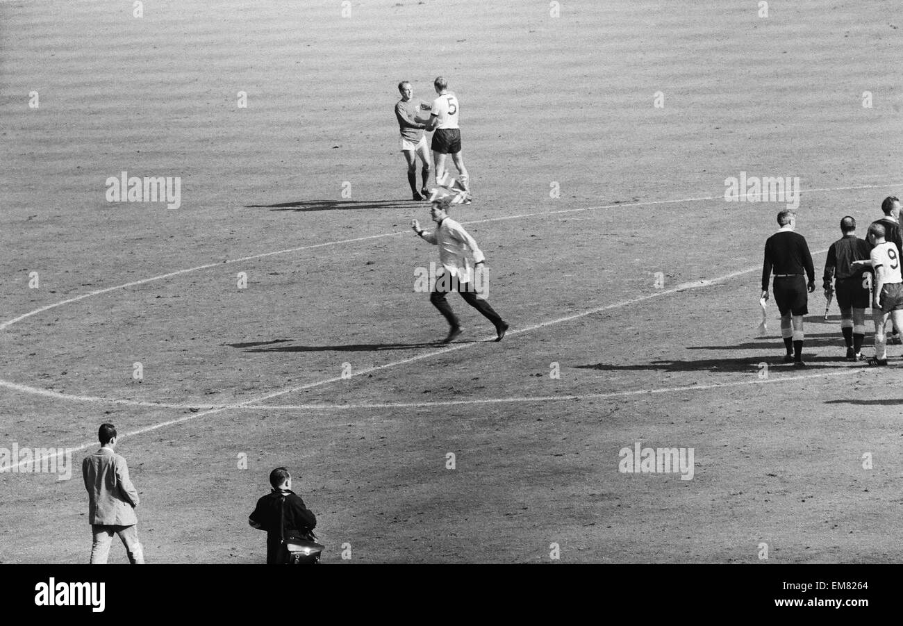 1966-World-Cup-Finale im Wembley-Stadion. England 4 V Westdeutschland 2 nach Verlängerung. Ein Ventilator läuft auf das Spielfeld in der Feier am Ende des Spiels wie England Weltmeister geworden. 30. Juli 1966. Stockfoto