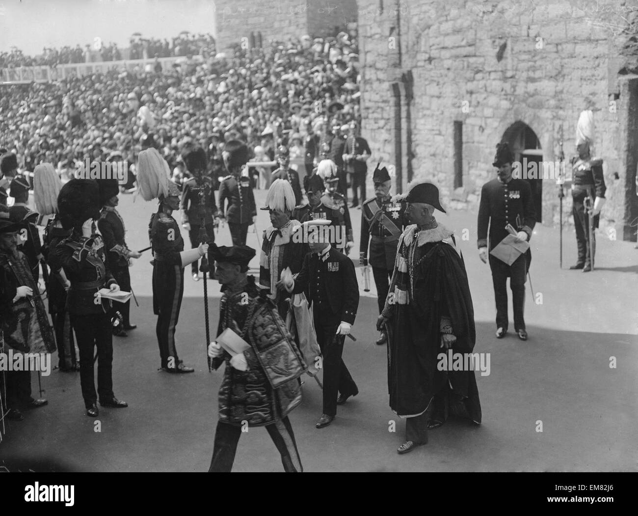 Prinz Edward auf seinem Weg zum robing Raum bei seiner Amtseinführung zu Prince Of Wales in Carnarvon Castle 14. Juli 1911 Stockfoto