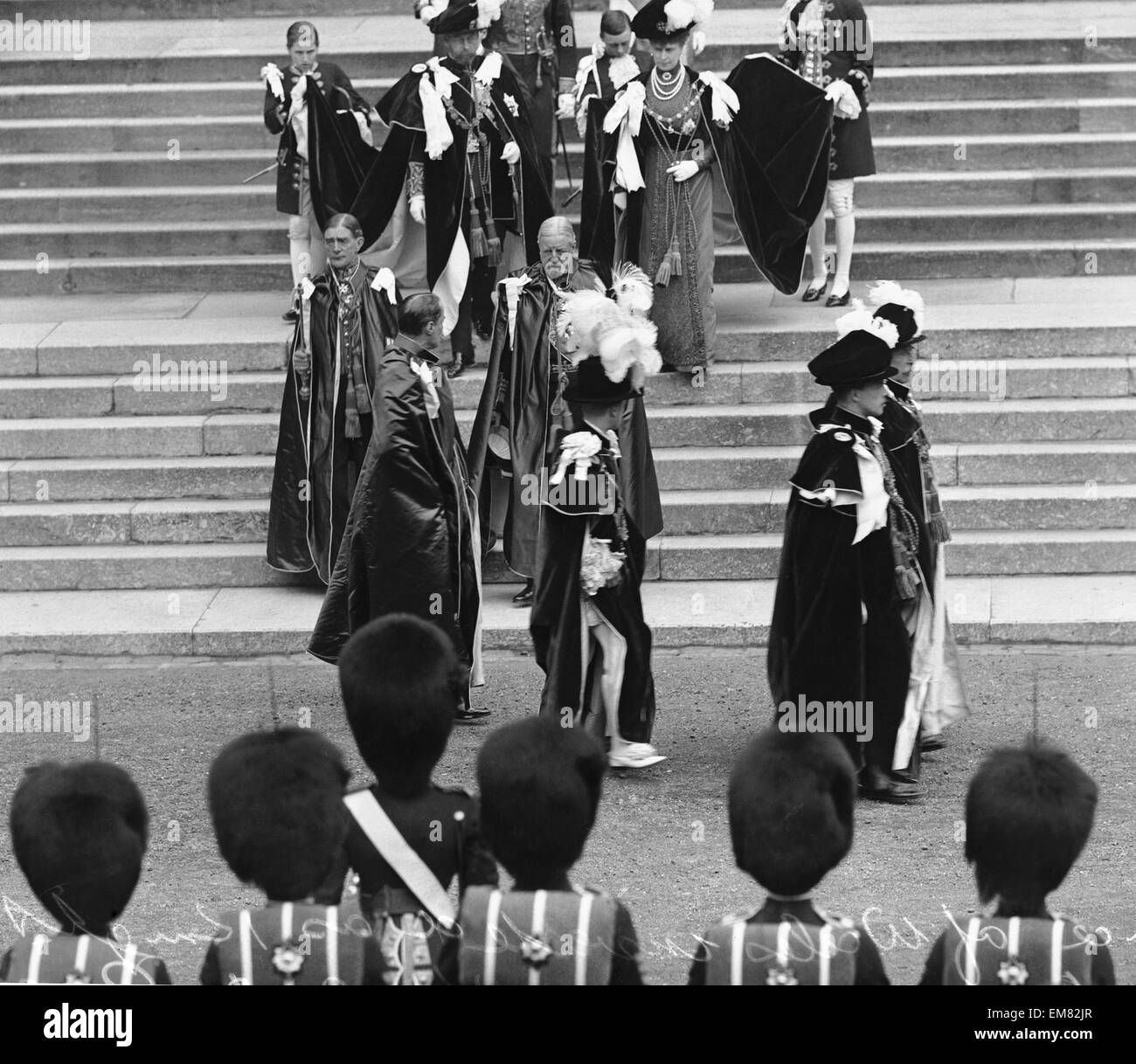 König George v. und Queen Mary gesehen hier auf den Stufen des St. George Chapel in Windsor Castle nach der Prince Of Wales Investitur Reihenfolge das Strumpfband. 12. Juni 1911 Stockfoto