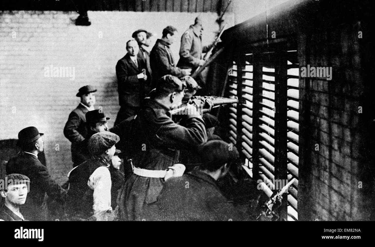 Sidney Street Seige. Soldaten und Polizisten im Einsatz. 2. Januar 1911 Stockfoto