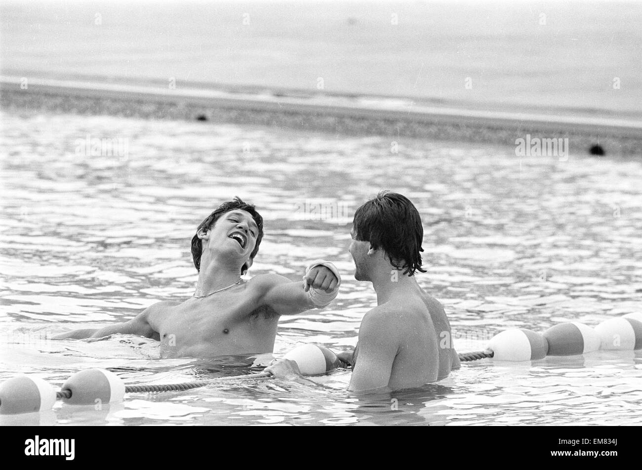 England Fußballer Gary Lineker und Bryan Robson im Schwimmbad an der Cima Club in Monterrey, Mexiko, wo die englische Nationalmannschaft vor der WM 1986 basieren. 27. Mai 1986. Stockfoto