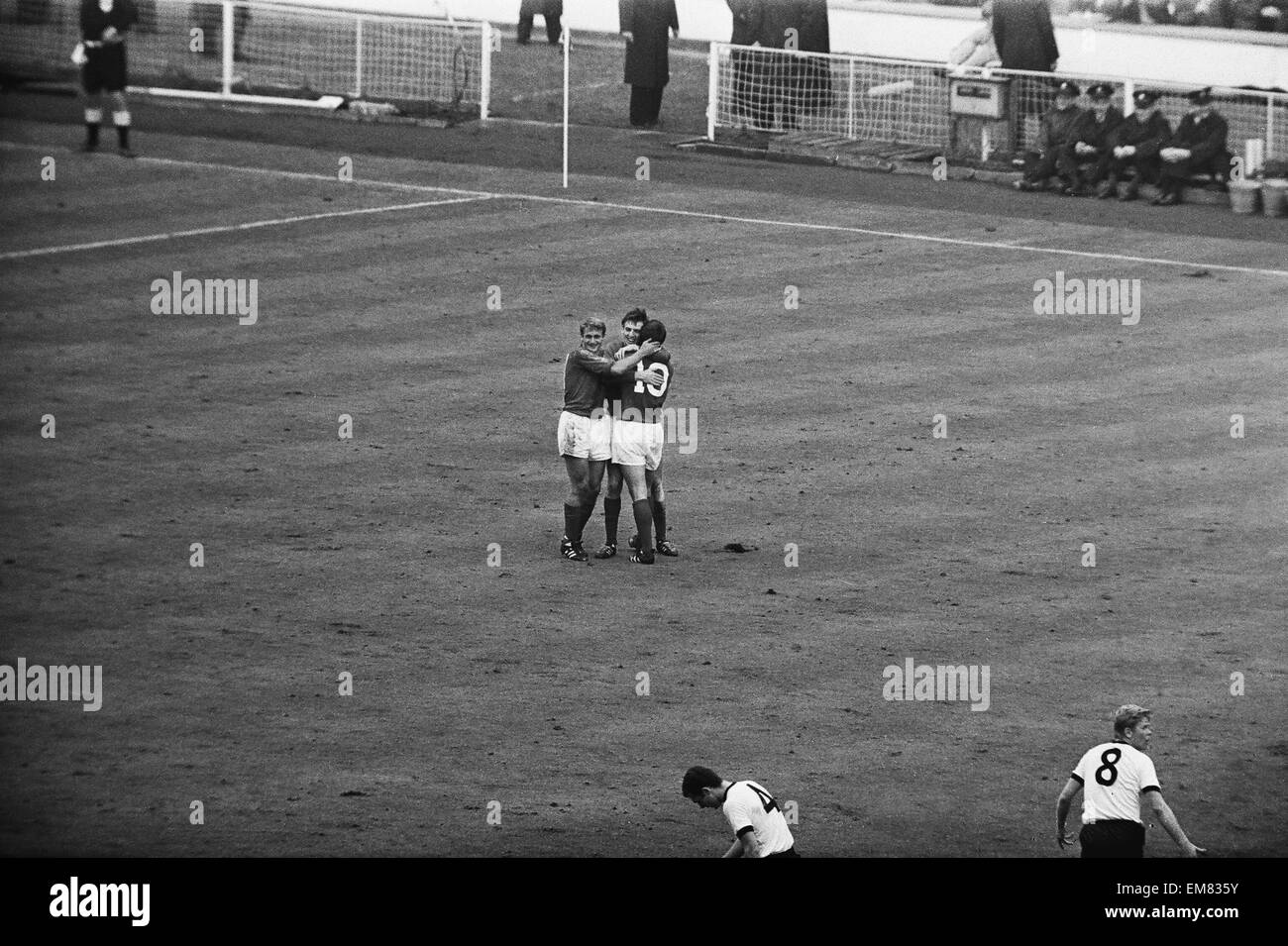 1966-World-Cup-Finale im Wembley-Stadion. England 4 V Westdeutschland 2 nach Verlängerung. Englands Martin Peters ist von Teamkollegen Geoff Hurst und Roger Hunt (10) beglückwünscht, nachdem sein Ziel England 2-1 voraus gesetzt. 30. Juli 1966. Stockfoto