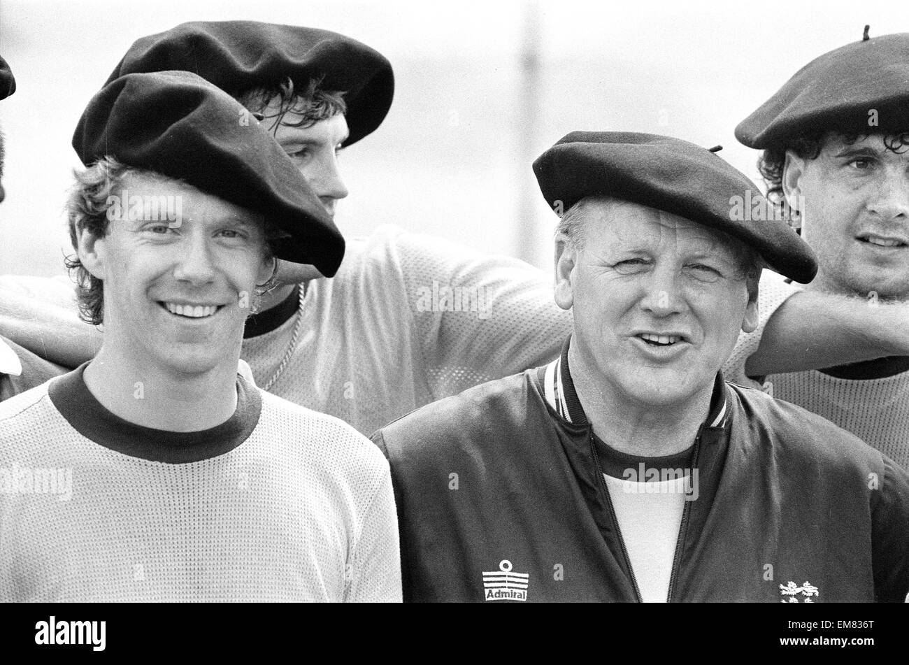 England Fußballer Tony Woodcock (links) und Manager Ron Greenwood in entspannter Stimmung tragen den traditionellen baskischen Stil Berets im Team Hotel während das Weltcupfinale 1982 in Spanien. 18. Juni 1982. Stockfoto