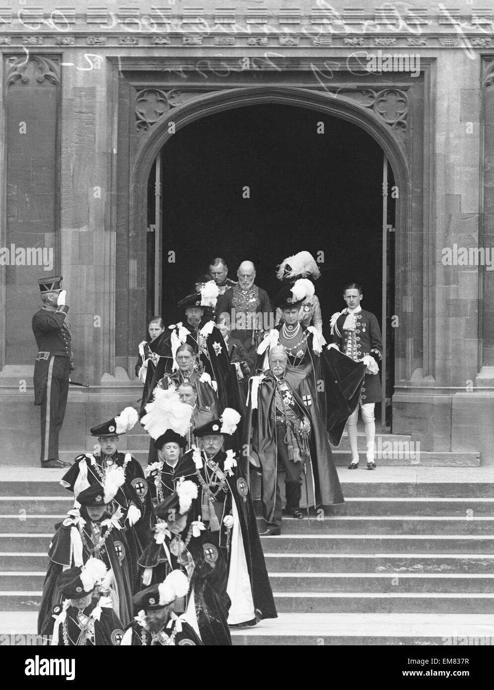 König George v. und Queen Mary gesehen hier auf den Stufen des St. George Chapel in Windsor Castle nach der Prince Of Wales Investitur Reihenfolge das Strumpfband. 12. Juni 1911 Stockfoto