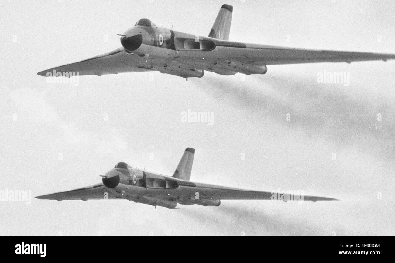 Ein paar der Avro Vulcan Bomber gesehen hier Teilnahme an fliegen Vergangenheit an RAF Scampton, Lincoln. Waren, gab es eine Zeremonie, um die Abschaltung des Bomber Command herabsetzen. Die untere der beiden Flugzeuge trägt eine Blaustahl-Atombombe. 29. April 1968 Stockfoto