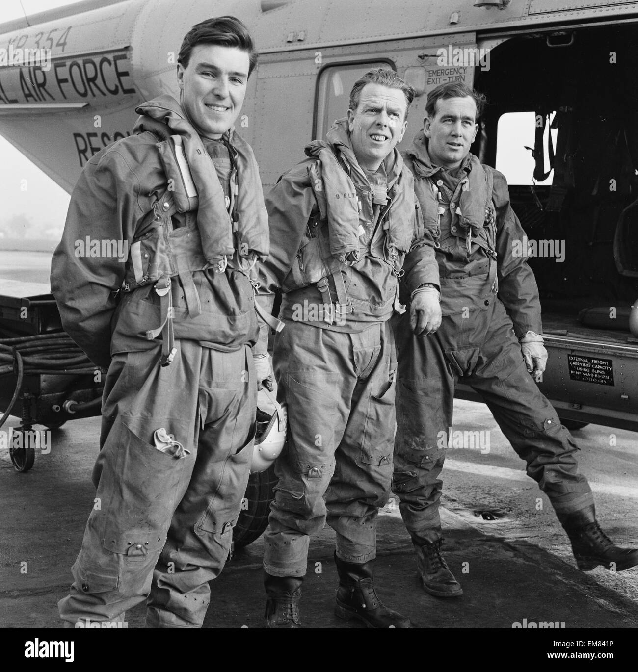 Master-Navigator Colin Walsh von der RAF Air Sea Rescue Service steht mit seiner Crew bei Goodwin Sands, direkt an der Küste von Ramsgate, nach der Entdeckung der ein RAF Lancaster-Bomber, die nicht zu Hause von seiner Mission im zweiten Weltkrieg. Die Männer von der RAF Rettungsdienst bei Manston in Kent die Meere kontinuierlich scannen und entdeckt die drei Propeller ragte aus dem Wasser, führen sie einen genaueren Blick werfen. 6. Februar 1964. Stockfoto