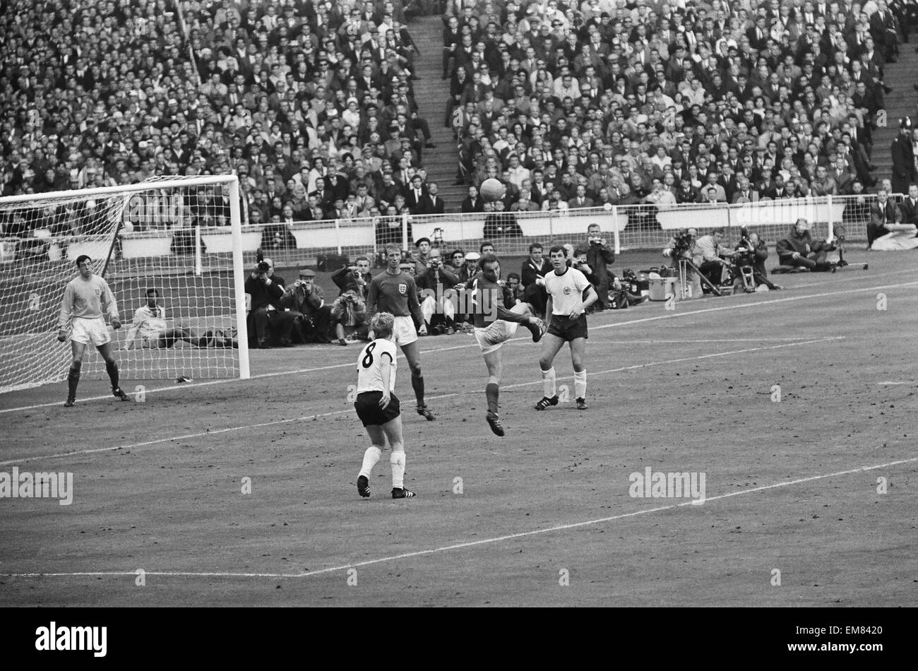 1966-World-Cup-Finale im Wembley-Stadion. England 4 V Westdeutschland 2 nach Verlängerung. George Cohen springt hoch um den Ball Weg von Helmut Haller zu klären, wie Torhüter Gordon Banks blickt auf. 30. Juli 1966. Stockfoto