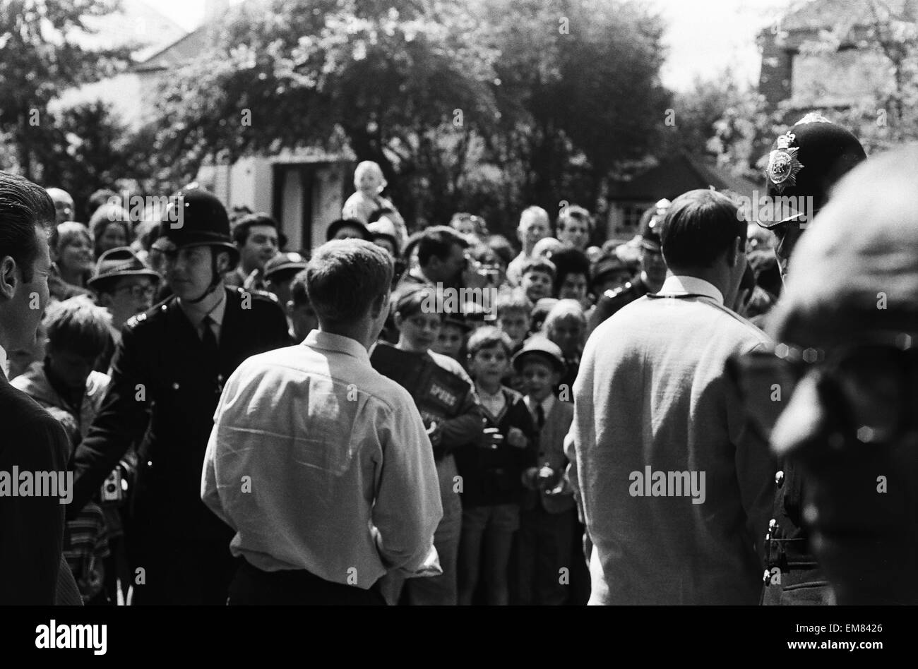 England-Fußballer von Menschenmassen begrüßt, wie sie zum Wembley-Stadion von Hendon Hall Hotel für den Welt-Cup-Finale reisen. 30. Juli 1966. Stockfoto