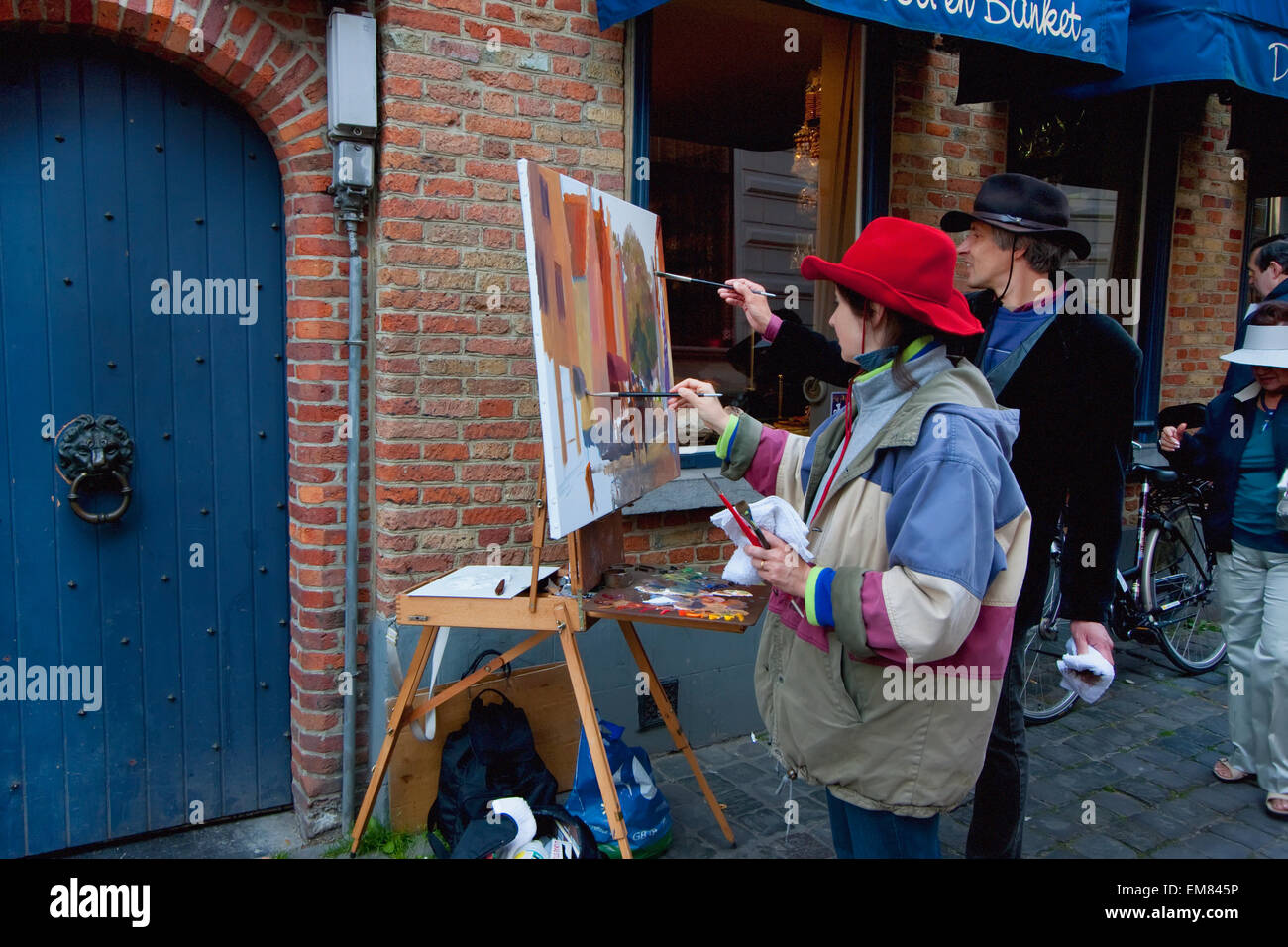 Maler malen eine Straßenszene, Brügge (Brugge), West-Flandern, Belgien Stockfoto