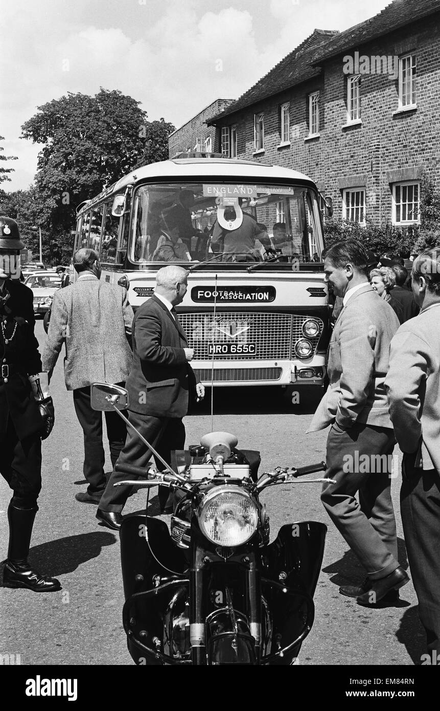 Die englischen Fußball-Nationalmannschaft Reisen zum Wembley-Stadion von Hendon Hall Hotel für den Welt-Cup-Finale. 30. Juli 1966. Stockfoto