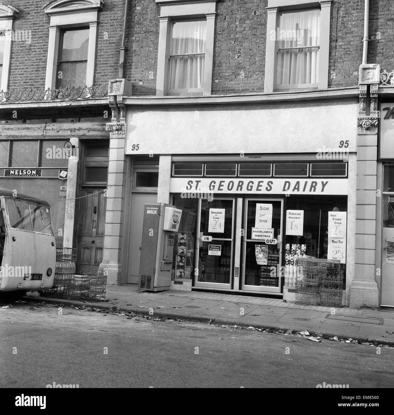 St Georges Dairy im Regents Park Road London NW1 wo Michael Munnelly 23 & Sonntag Menschen Journalist ermordet durch eine 18 Jahre alte Metzgerei Schneider, beim Besuch der Familie in London, Dezember 1964. Michael Munnelly starb während ein Milchmann aus über einem Dutzend Schläger zu verteidigen. Als Anerkennung für seine Tapferkeit wurde Michael Munnelly Binney Medaille posthum verliehen. Stockfoto