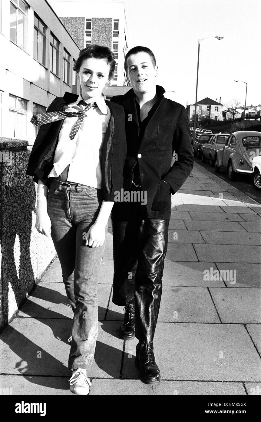 Zwei Mitglieder der Punk-Rock Gruppe The Stranglers am Brighton Gericht erscheinen. l-R Jet Black und Jean Jaques Burnel. 21. September 1977. Stockfoto
