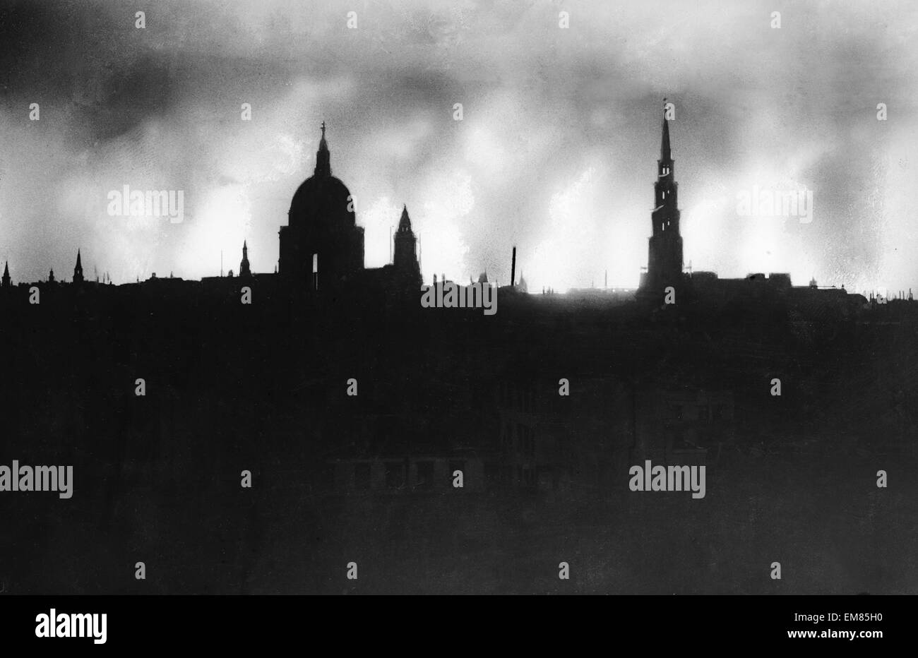 Skyline von London im zweiten Weltkrieg mit Saint Pauls im Hintergrund. 29. Dezember 1940. Stockfoto
