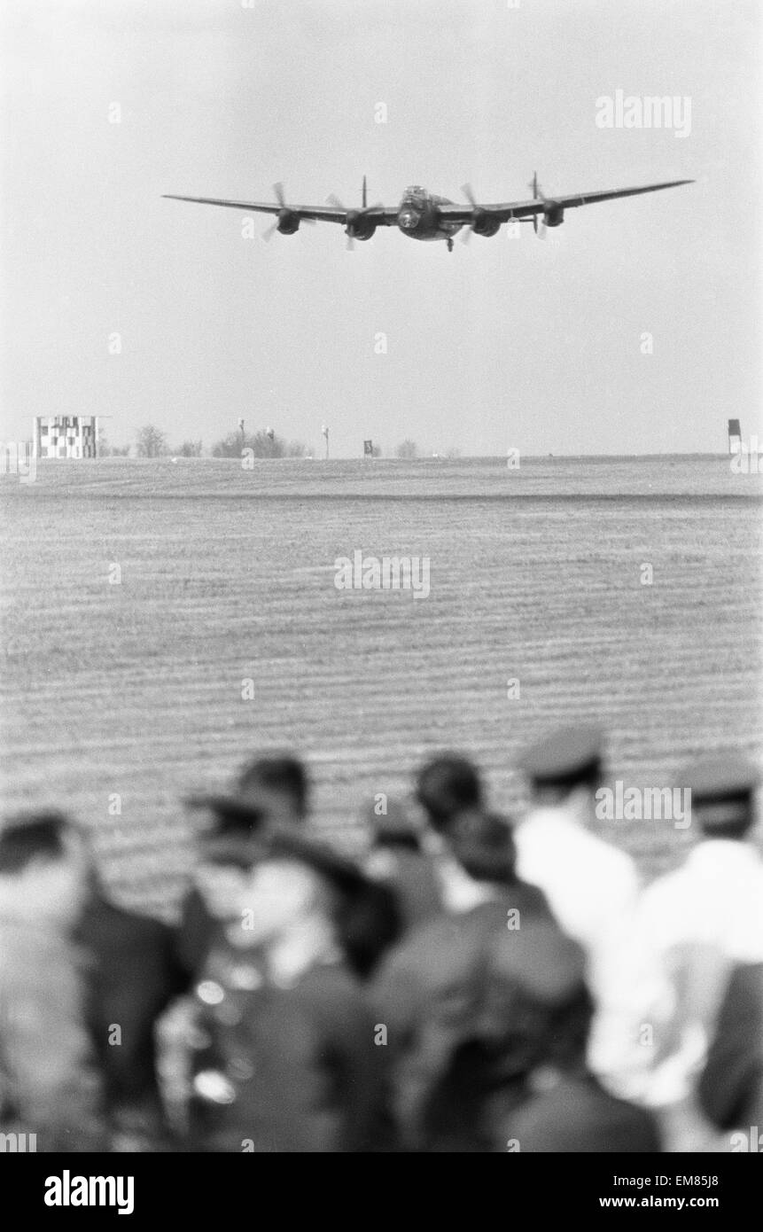 Avro Lancaster gesehen hier Teilnahme an fliegen Vergangenheit an RAF Scampton, Lincoln. Waren, gab es eine Zeremonie, um die Abschaltung des Bomber Command herabsetzen. 29. April 1968 Stockfoto