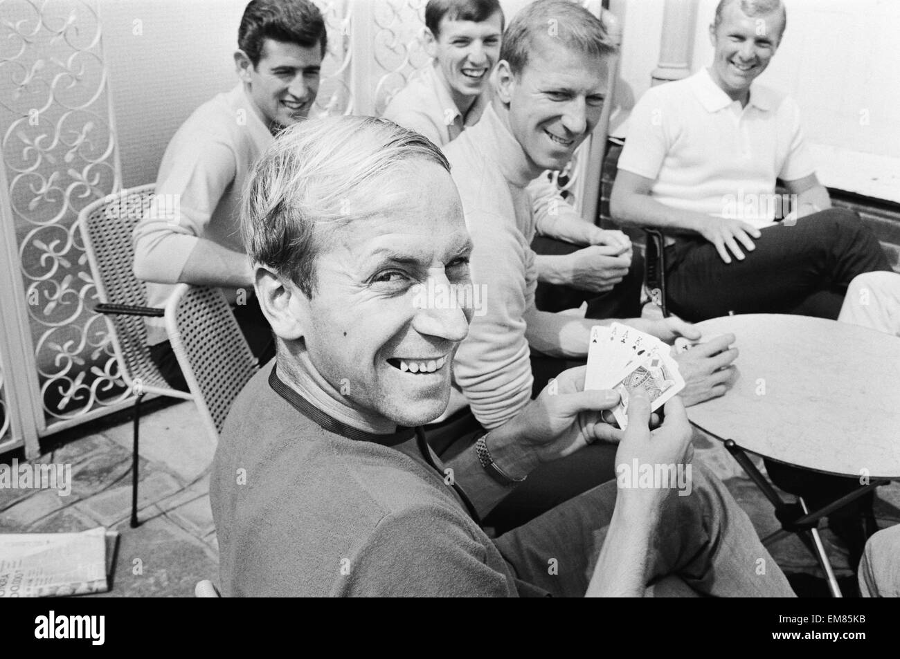 Bobby Charlton verfügt über ein volles Haus in ein Kartenspiel mit Teamkollegen, l-R Peter Bonetti, Martin Peters, Jack Charlton und Bobby Moore als das englische Team an ihrer Basis in Hendon während der Weltmeisterschaft 1966 entspannen. 10. Juli 1966. Stockfoto
