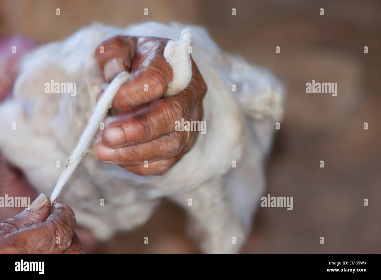 Hände einer Frau Spinnen Wolle, Jatun Yampara indigenen Gemeinschaft, Departement Chuquisaca, Bolivien Stockfoto