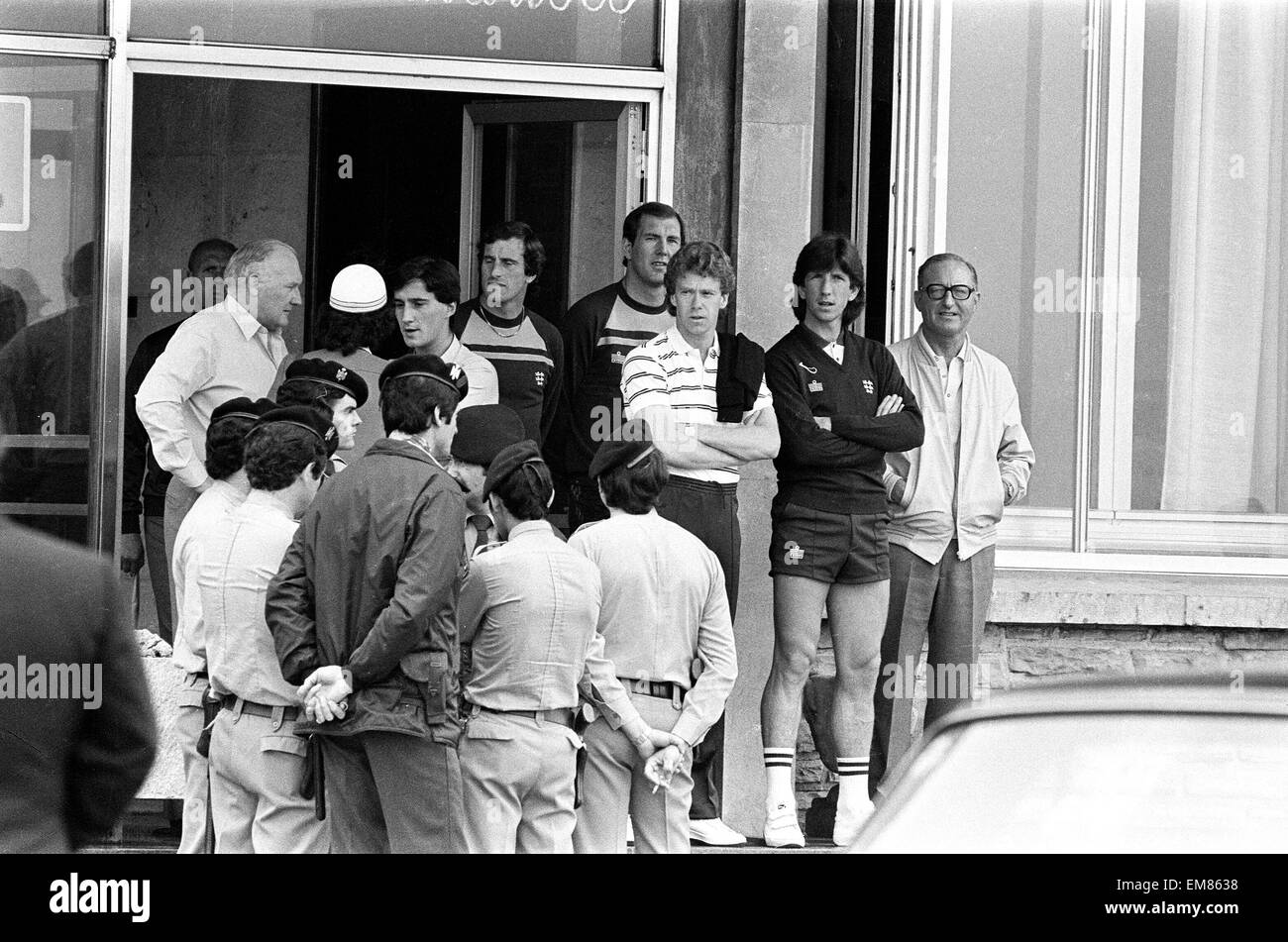 England-Fußballer vor dem Team Hotel während das Weltcupfinale 1982 in Spanien. 16. Juni 1982. Stockfoto