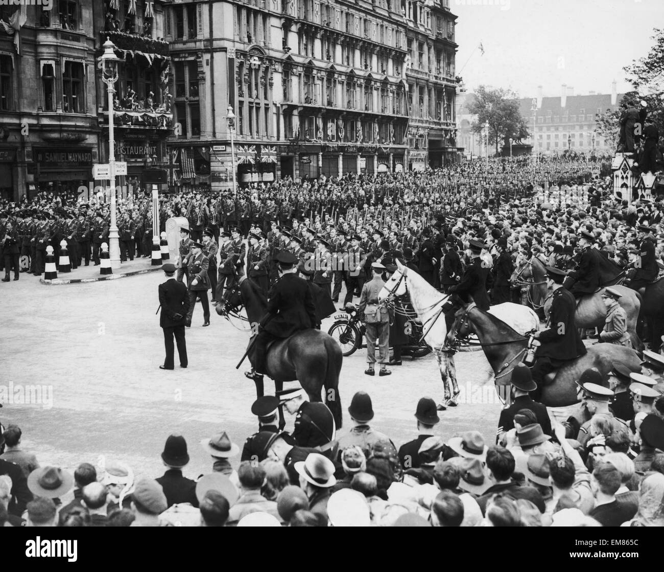 Siegesparade marschieren durch London nach dem Sieg der Alliierten im zweiten Weltkrieg. Ein RAF-Kontingent übergibt den Houses of Parliament. 8. Juni 1946. Stockfoto