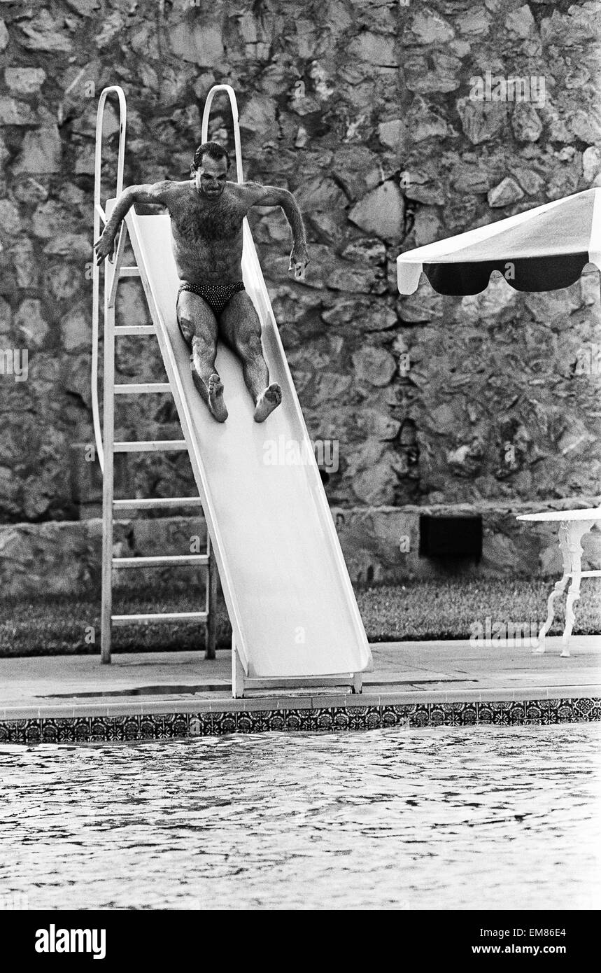 England Fußballer Ray Wilkins gleitet in das Schwimmbad an der Cima Club in Monterrey, Mexiko, wo die englische Nationalmannschaft vor der WM 1986 basieren. 27. Mai 1986. Stockfoto