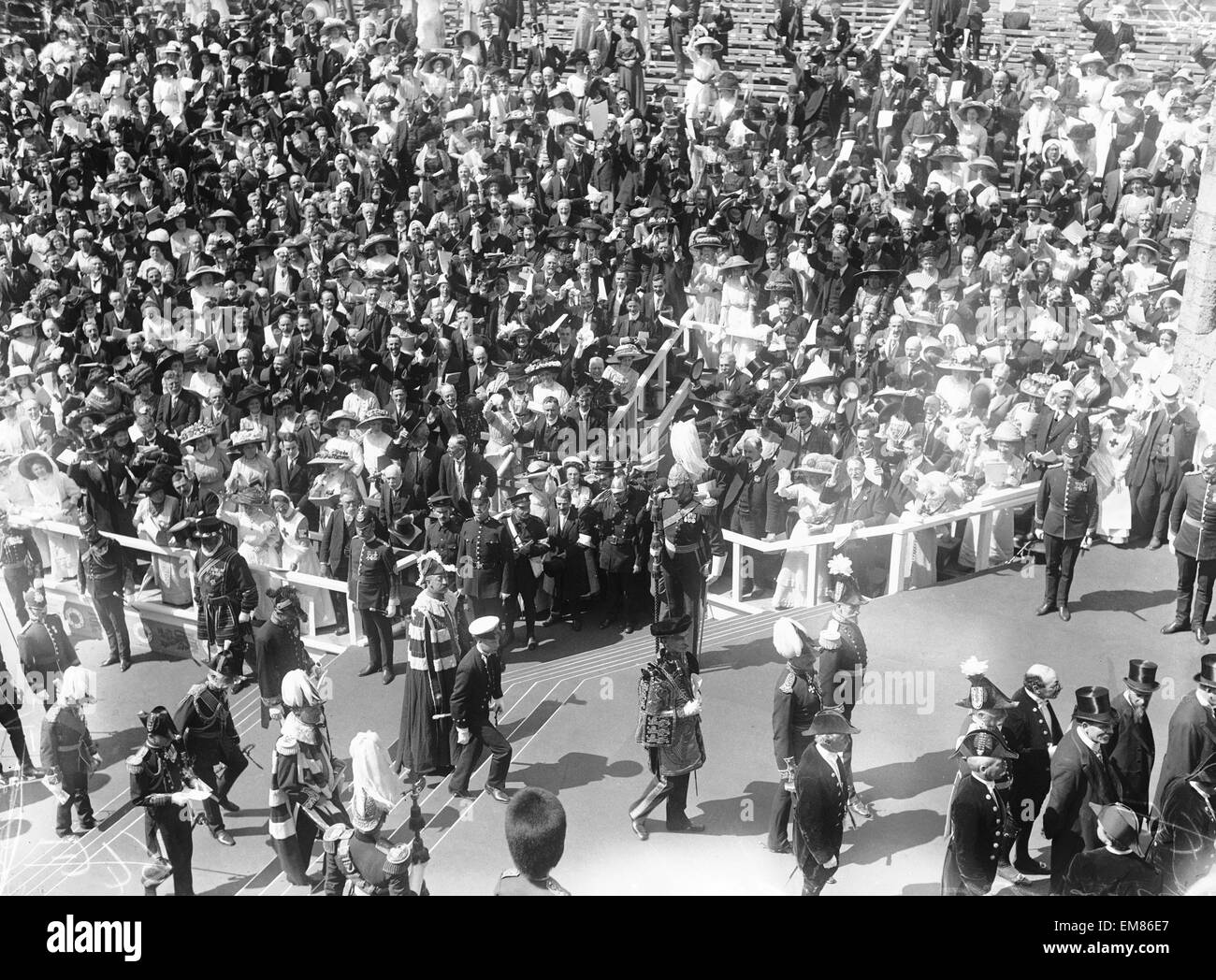 Prinz Edward auf seinem Weg zum robing Raum bei seiner Amtseinführung zu Prince Of Wales in Carnarvon Castle 14. Juli 1911 Stockfoto