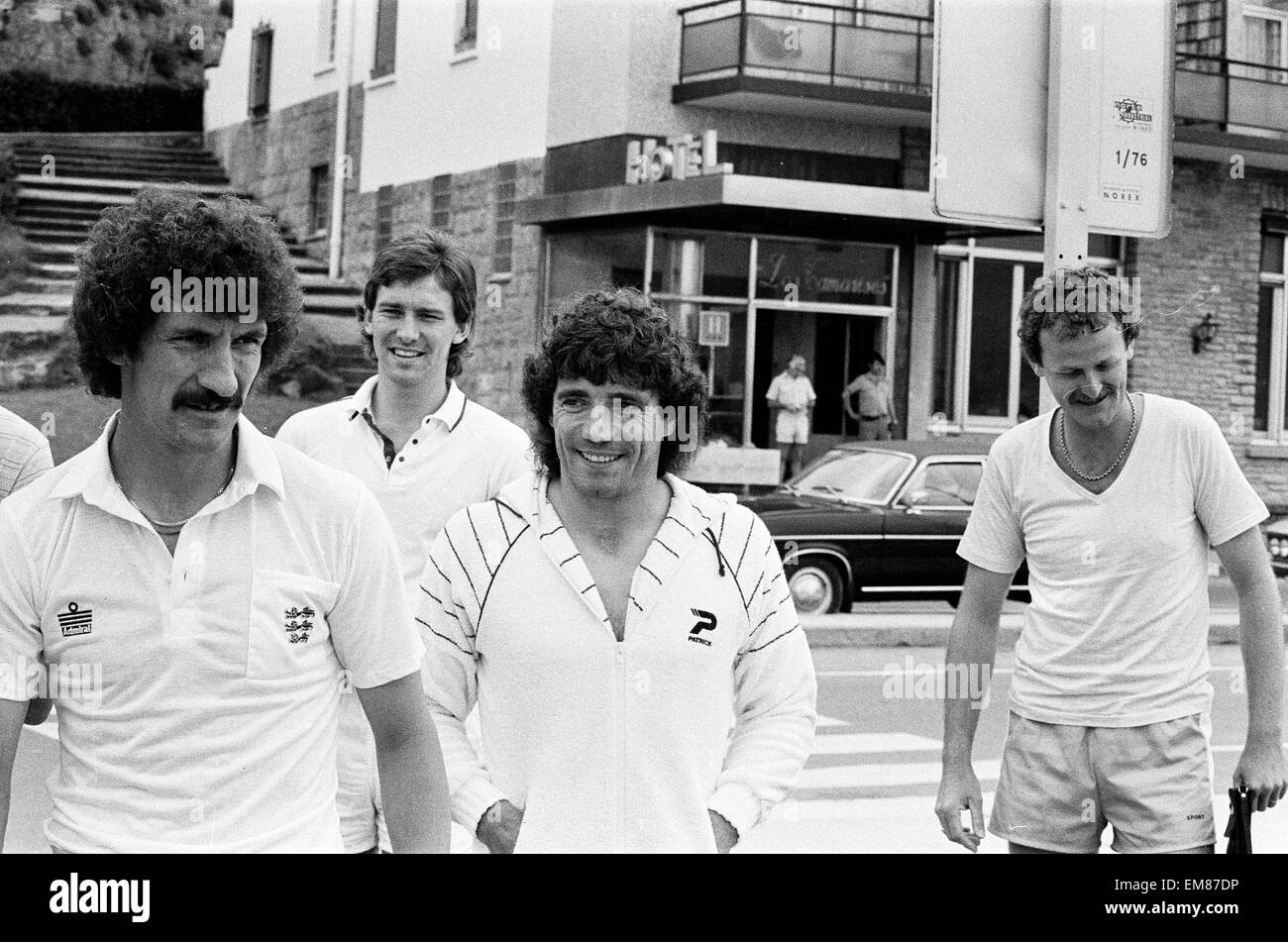 England-Fußballer in entspannter Stimmung im Team Hotel während das Weltcupfinale 1982 in Spanien. Von links nach rechts: Bryan Robson, Kevin Keegan, Terry McDermott und Mick Mills. 18. Juni 1982. Stockfoto