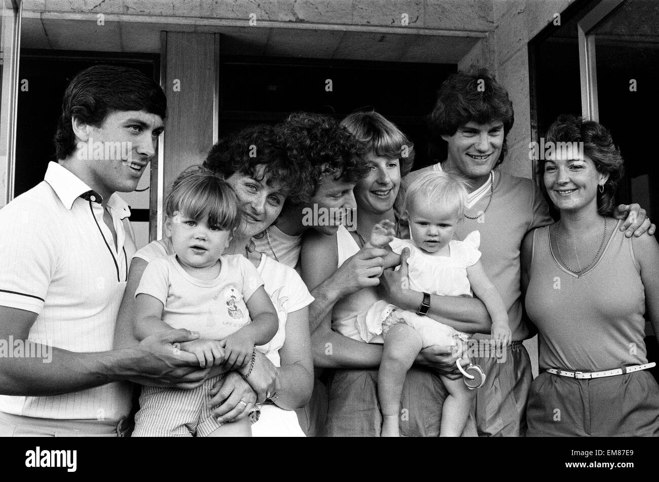 England-Fußballer mit ihren Frauen und Kindern im Team Hotel während das Weltcupfinale 1982 in Spanien entspannen. Links nach rechts: Kenny Sanson mit seiner Frau und Tochter, Graham Rix und Familie und Glenn Hoddle mit Frau Anne. 21. Juni 1982. Stockfoto