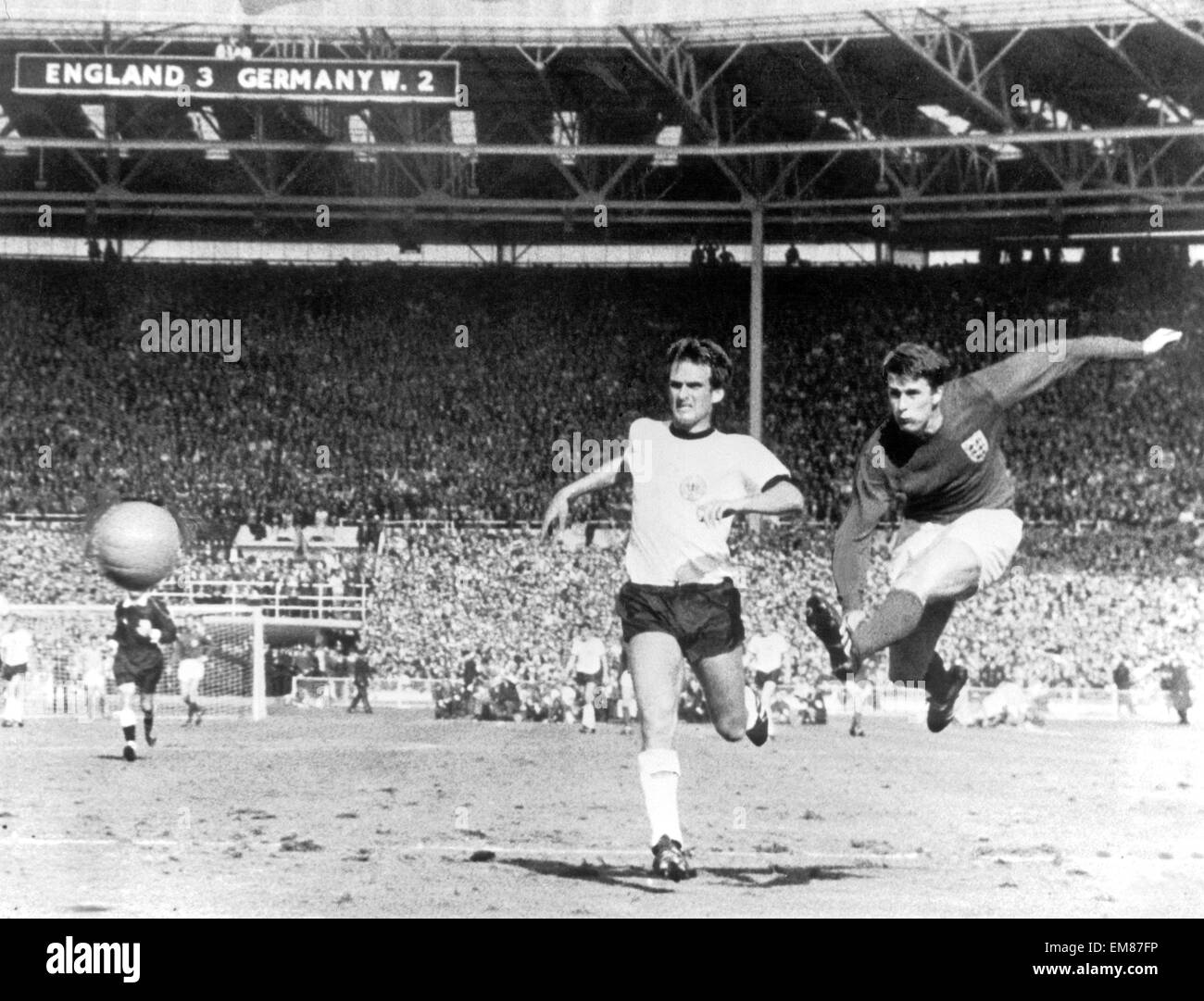 Welt-Cup-Finale im Wembley-Stadion. England 4 V Westdeutschland 2 nach Verlängerung. Geoff Hurst feuert im vierten Tor Englands in den sterbenden Sekunden mehr Zeit um ihre historischen Sieg zu sichern. 30. Juli 1966. Stockfoto