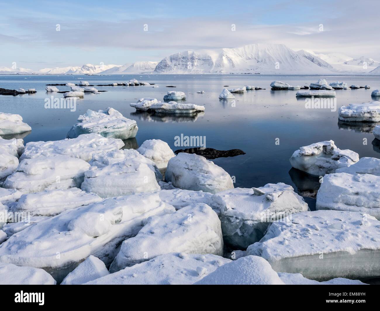 Arktische Landschaft - Eis, Meer, Berge, Gletscher - Spitzbergen, Svalbard Stockfoto